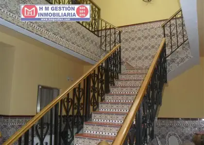 Casa con local comercial, terraza y cochera en Alcázar de San Juan