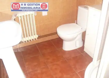 Casa con local comercial, terraza y cochera en Alcázar de San Juan