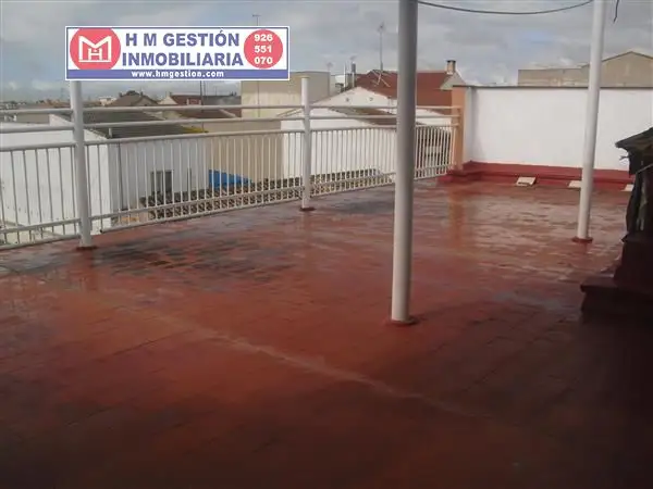 Casa con local comercial, terraza y cochera en Alcázar de San Juan
