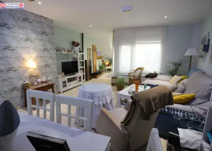 Casa construida en 2007 con 2 viviendas independientes y garaje. en Alcázar de San Juan