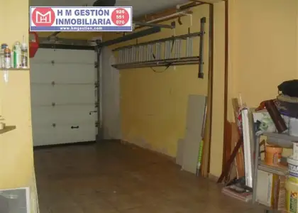 Casa de 140 m2 de solar, Y DOS PLANTYAS, con 3 dormitorios y 2 baños completos, 2 cocinas, cocina de fuego bajo, garaje para dos coches con puerta automática, patio de 25 m2 y aire acondicionado en en Alcázar de San Juan