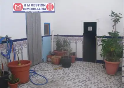 Casa de 140 m2 de solar, Y DOS PLANTYAS, con 3 dormitorios y 2 baños completos, 2 cocinas, cocina de fuego bajo, garaje para dos coches con puerta automática, patio de 25 m2 y aire acondicionado en en Alcázar de San Juan