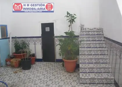 Casa de 140 m2 de solar, Y DOS PLANTYAS, con 3 dormitorios y 2 baños completos, 2 cocinas, cocina de fuego bajo, garaje para dos coches con puerta automática, patio de 25 m2 y aire acondicionado en en Alcázar de San Juan