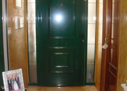 Casa de 140 m2 de solar, Y DOS PLANTYAS, con 3 dormitorios y 2 baños completos, 2 cocinas, cocina de fuego bajo, garaje para dos coches con puerta automática, patio de 25 m2 y aire acondicionado en en Alcázar de San Juan