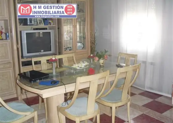 Casa de 140 m2 de solar, Y DOS PLANTYAS, con 3 dormitorios y 2 baños completos, 2 cocinas, cocina de fuego bajo, garaje para dos coches con puerta automática, patio de 25 m2 y aire acondicionado en en Alcázar de San Juan