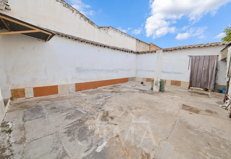 Casa de 4 dormitorios con patio, corral y cochera en parcela de 355 m² en Tomelloso en Tomelloso