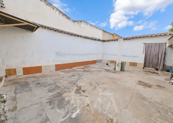 Casa de 4 dormitorios con patio, corral y cochera en parcela de 355 m² en Tomelloso en Tomelloso