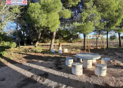 Casa de campo con 2 dormitorios, salón con chimenea y piscina. A cinco minutos de alcázar. en Alcázar de San Juan