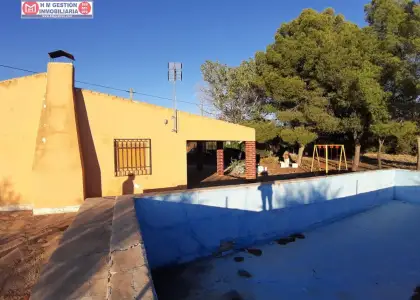 Casa de campo con 2 dormitorios, salón con chimenea y piscina. A cinco minutos de alcázar. en Alcázar de San Juan