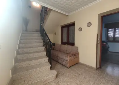 CASA EN CHAFLAN CON 90 m2 DE PARCELA CON GARAJE Y TERRAZA en Herencia