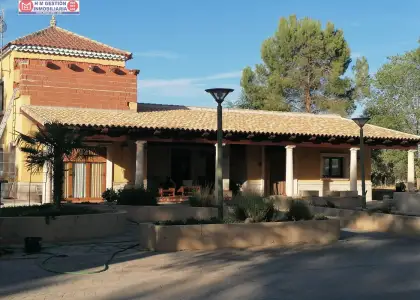 Casa en el campo sobre parcela de 30.000 metros con 400 olivos y casa en Ctra. Manzanares en Alcázar de San Juan