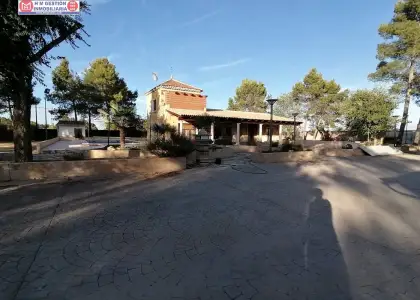 Casa en el campo sobre parcela de 30.000 metros con 400 olivos y casa en Ctra. Manzanares en Alcázar de San Juan