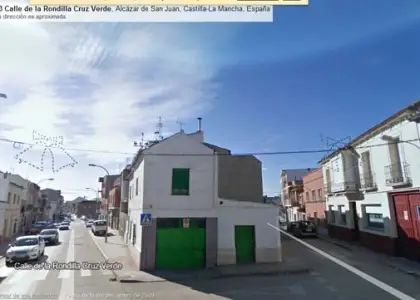 Casa en esquina para reformar, ideal para vivienda y local en Alcázar de San Juan