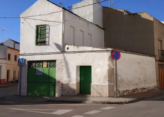 Casa en esquina para reformar, ideal para vivienda y local en Alcázar de San Juan