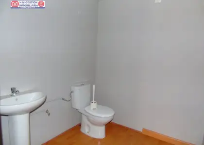 Casa en planta baja con local comercial mas salon , baño un dormitorioy en planta primera dos dormitorios y un baño , consultenos en Alcázar de San Juan