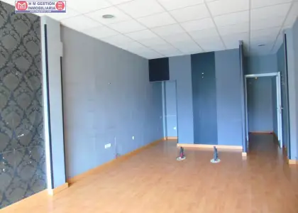Casa en planta baja con local comercial mas salon , baño un dormitorioy en planta primera dos dormitorios y un baño , consultenos en Alcázar de San Juan