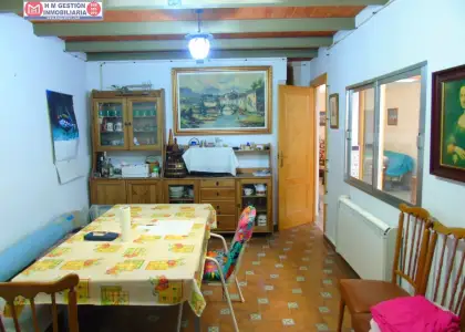 Casa en planta baja con local comercial mas salon , baño un dormitorioy en planta primera dos dormitorios y un baño , consultenos en Alcázar de San Juan