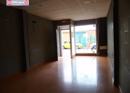 Casa en planta baja con local comercial mas salon , baño un dormitorioy en planta primera dos dormitorios y un baño , consultenos en Alcázar de San Juan