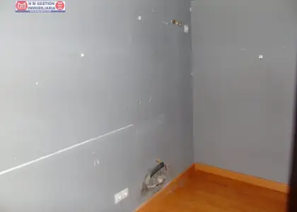 Casa en planta baja con local comercial mas salon , baño un dormitorioy en planta primera dos dormitorios y un baño , consultenos en Alcázar de San Juan