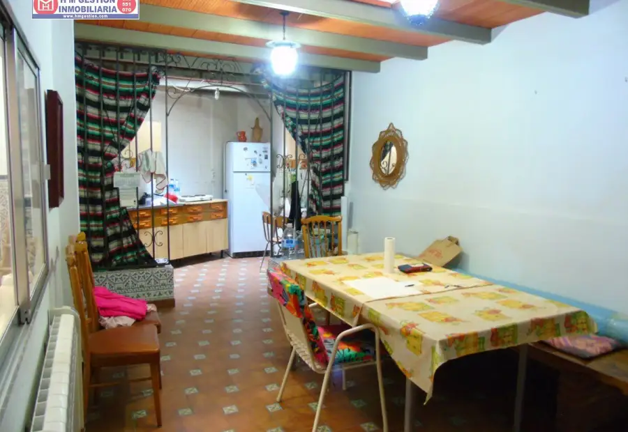 Casa en planta baja con local comercial mas salon , baño un dormitorioy en planta primera dos dormitorios y un baño , consultenos en Alcázar de San Juan