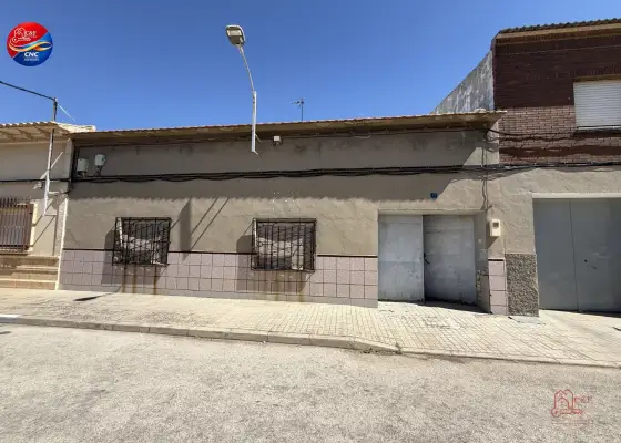 Casa en venta en Alcázar De San Juan, Calle Benavente 28 De Pedro Muñoz, de 167 m2 con 2 dormitorios, baño y plaza de garaje por 29.000 €, Ref. 0404 en Alcázar de San Juan