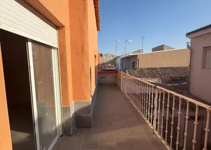 Casa en venta en Alcázar De San Juan, Calle Recreo, de 99 m2 con 2 dormitorios, 2 baños y terraza por 80.000 €, Ref. 0426 en Alcázar de San Juan