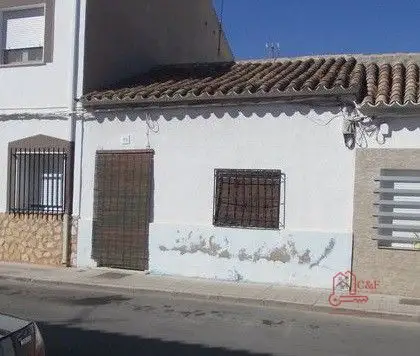 Casa en venta en Alcázar De San Juan, de 100 m2 con 1 dormitorio y baño por 55.000 €, Ref. 0088 en Alcázar de San Juan