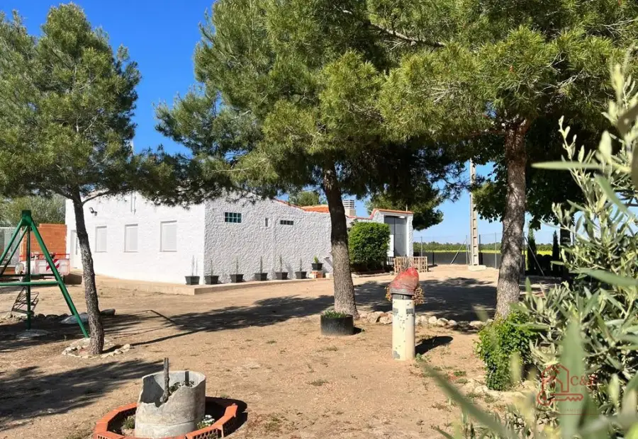 Casa en venta en Alcázar De San Juan, de 37000 m2 con 5 dormitorios y 2 baños por 175.000 €, Ref. 0224 en Alcázar de San Juan