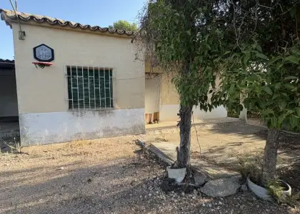 Casa en venta en Alcázar De San Juan, de 90 m2 con 2 dormitorios, baño y terreno por 140.000 €, Ref. 0313 en Alcázar de San Juan