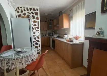 Casa en venta en Alcázar De San Juan, San Rafael, de 296 m2 con 4 dormitorios, 2 baños, 4 plazas de garaje y terraza por 220.000 €, Ref. 0429 en Alcázar de San Juan
