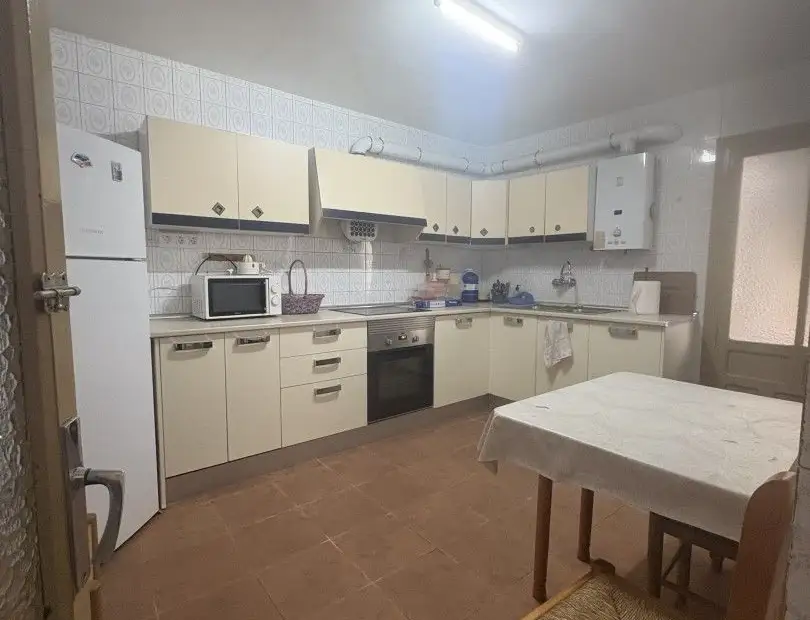 Casa en venta en Campo De Criptana, de 339 m2 con 5 dormitorios, 2 baños, plaza de garaje y terraza por 130.000 €, Ref. 0385 en Campo de Criptana