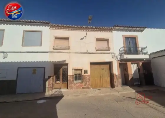 Casa en venta en Herencia, Calle Santa Lucía, de 255 m2 con 8 dormitorios, 2 baños y plaza de garaje por 97.125 €, Ref. 0421 en Herencia