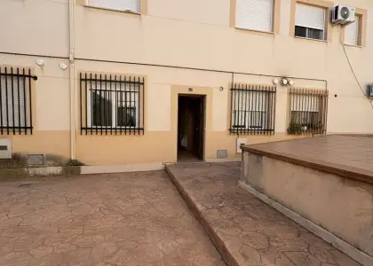 Casa en venta en Herencia, de 130 m2 con 2 dormitorios, baño, aseo y 2 plazas de garaje por 89.000 €, Ref. 0242 en Herencia