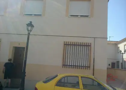 Casa en venta en Herencia, de 90 m2 con 2 dormitorios, baño, aseo y plaza de garaje por 84.900 €, Ref. 0112 en Herencia