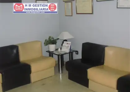 Casa en zona centro de Alcázar a 5 minutos de la Plaza de España, En planta baja.: Garaje para dos coches, 3 habitaciones, servicio, patio cubierto distribuidor, patio exterior de 50 m2 y cuarto de en Alcázar de San Juan