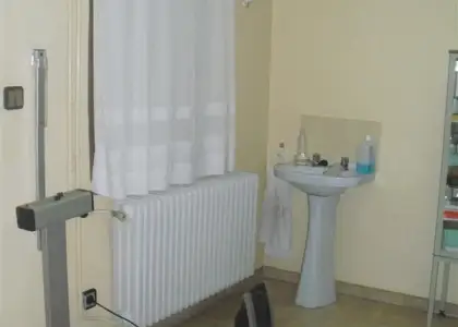 Casa en zona centro de Alcázar a 5 minutos de la Plaza de España, En planta baja.: Garaje para dos coches, 3 habitaciones, servicio, patio cubierto distribuidor, patio exterior de 50 m2 y cuarto de en Alcázar de San Juan