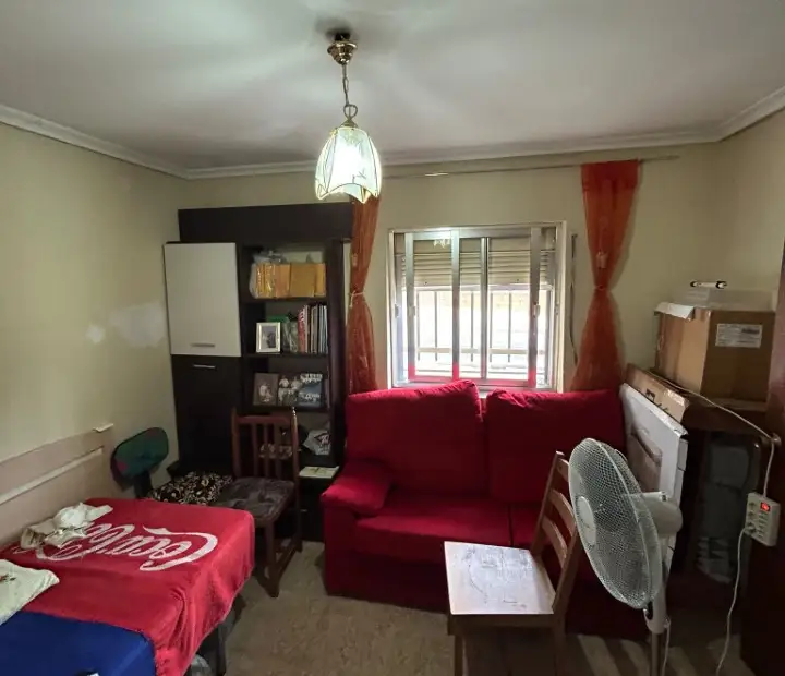 Casa habitable y tranquila con terraza en El Poblado en Puertollano