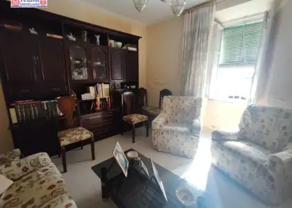 Casa junto a Biblioteca, de dos plantas con fachada de casi 10 metros, patio de 45 metros sobre 188 metros de parcela en Alcázar de San Juan