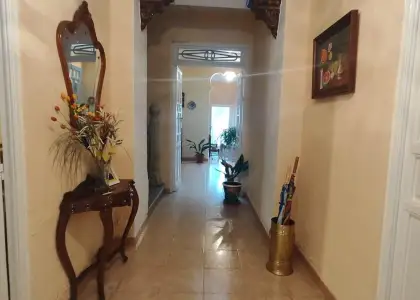 Casa junto a Biblioteca, de dos plantas con fachada de casi 10 metros, patio de 45 metros sobre 188 metros de parcela en Alcázar de San Juan