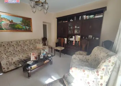 Casa junto a Biblioteca, de dos plantas con fachada de casi 10 metros, patio de 45 metros sobre 188 metros de parcela en Alcázar de San Juan