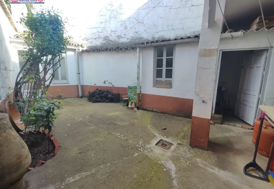 Casa junto a Biblioteca, de dos plantas con fachada de casi 10 metros, patio de 45 metros sobre 188 metros de parcela en Alcázar de San Juan