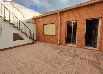 Casa junto a Plaza de España de 170 metros de parcela con 2 patios en Alcázar de San Juan