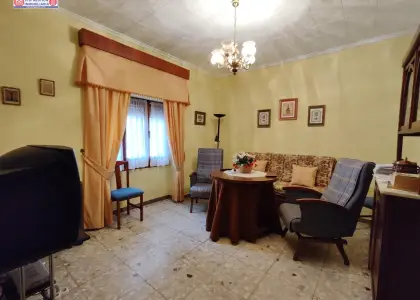 Casa junto a Plaza de España de 170 metros de parcela con 2 patios en Alcázar de San Juan