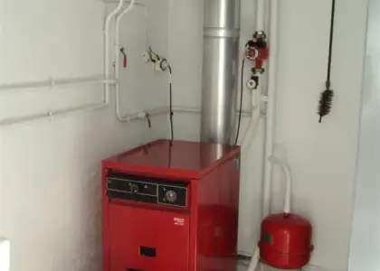 Casa reformada totalmente hace 20 años, con cocina amueblada, amplio patio, aire acondicionado, tres baños, cuatro dormitorios, cocina campera, amplio patio, en el Barrio de Santa María. 240 metros en Alcázar de San Juan
