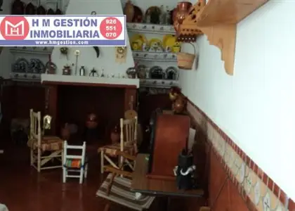 Casa reformada totalmente hace 20 años, con cocina amueblada, amplio patio, aire acondicionado, tres baños, cuatro dormitorios, cocina campera, amplio patio, en el Barrio de Santa María. 240 metros en Alcázar de San Juan