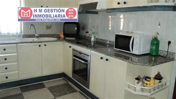 Casa reformada totalmente hace 20 años, con cocina amueblada, amplio patio, aire acondicionado, tres baños, cuatro dormitorios, cocina campera, amplio patio, en el Barrio de Santa María. 240 metros en Alcázar de San Juan
