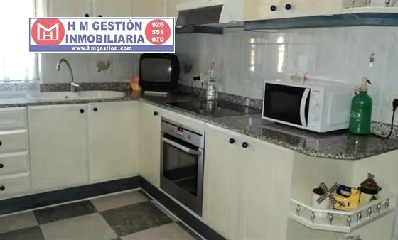 Casa reformada totalmente hace 20 años, con cocina amueblada, amplio patio, aire acondicionado, tres baños, cuatro dormitorios, cocina campera, amplio patio, en el Barrio de Santa María. 240 metros en Alcázar de San Juan