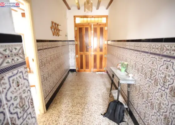 Casa totalmente amueblada en esquina sobre parcela de 122 metros en la localidad de Quero, con 145 metros construidos, dos plantas, cinco dormitorios, trastero y patio con pozo. Precio negociable en Quero