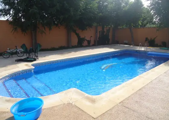 Chalet adosado de cuatro dormitorios, dos baños, garaje y piscina. en Manzanares