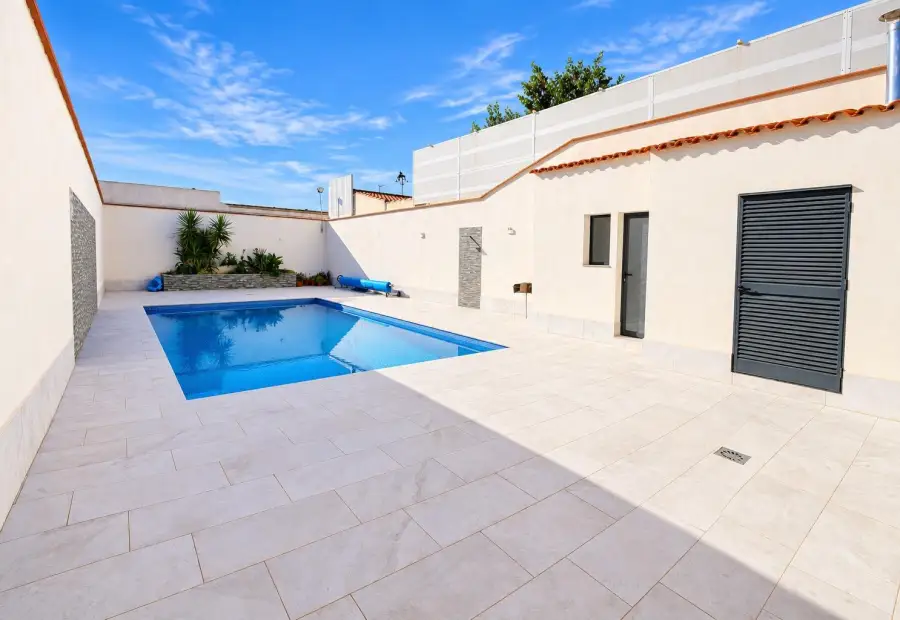 Chalet con piscina privada, dos dormitorios y zona exterior de ocio en Tomelloso